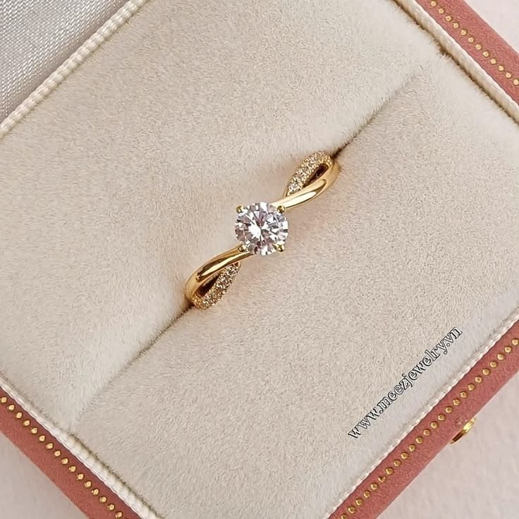 Gallery close-up of diamond setting